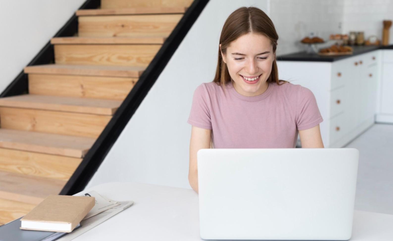 Espacio de trabajo profesional con análisis financiero